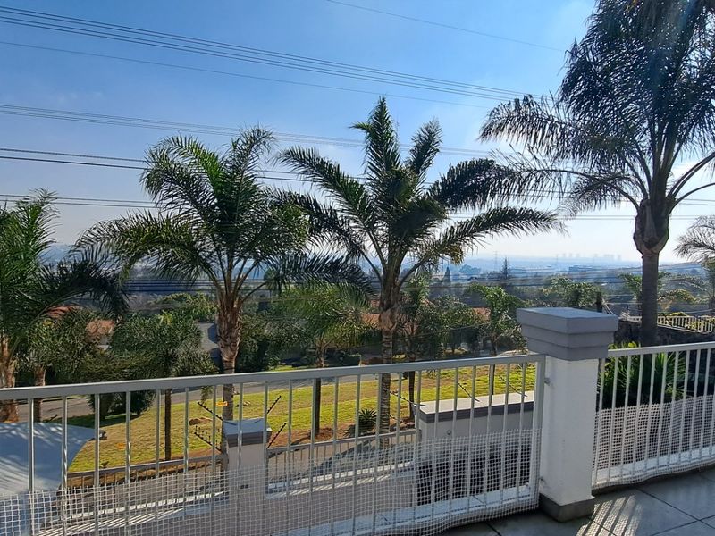 Stunning and Spacious Family Home in a Secure Boomed-Off Area - Photo 4