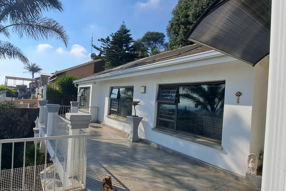 Stunning and Spacious Family Home in a Secure Boomed-Off Area - Photo 3