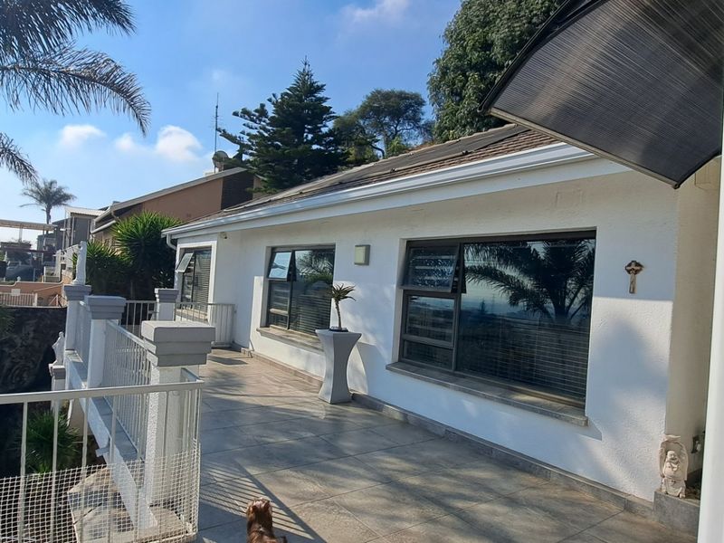 Stunning and Spacious Family Home in a Secure Boomed-Off Area - Photo 3