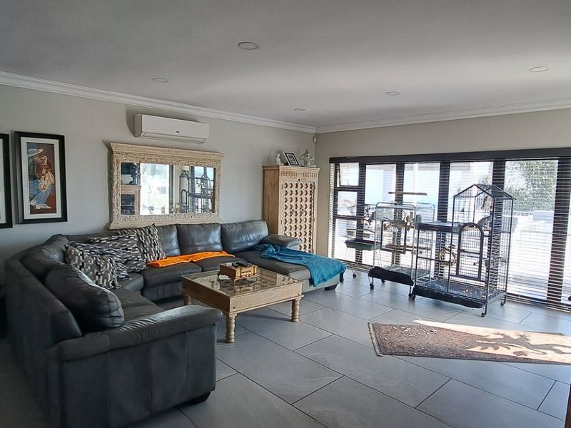 Stunning and Spacious Family Home in a Secure Boomed-Off Area - Photo 10