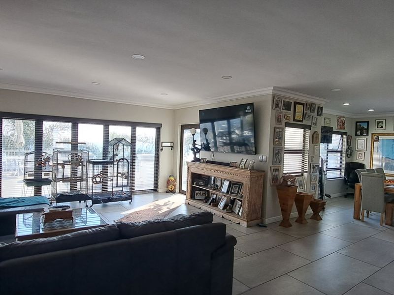 Stunning and Spacious Family Home in a Secure Boomed-Off Area - Photo 9