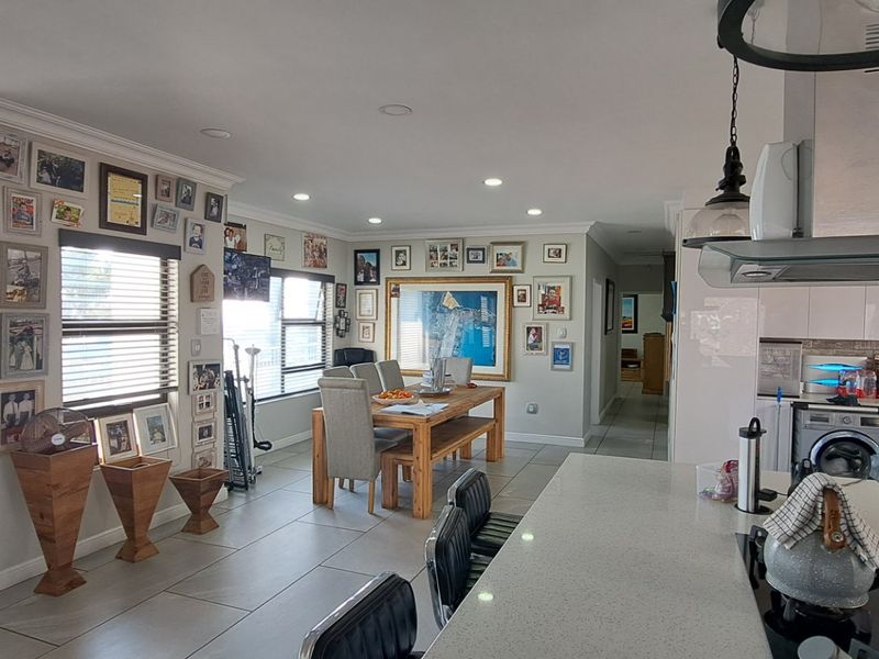 Stunning and Spacious Family Home in a Secure Boomed-Off Area - Photo 8