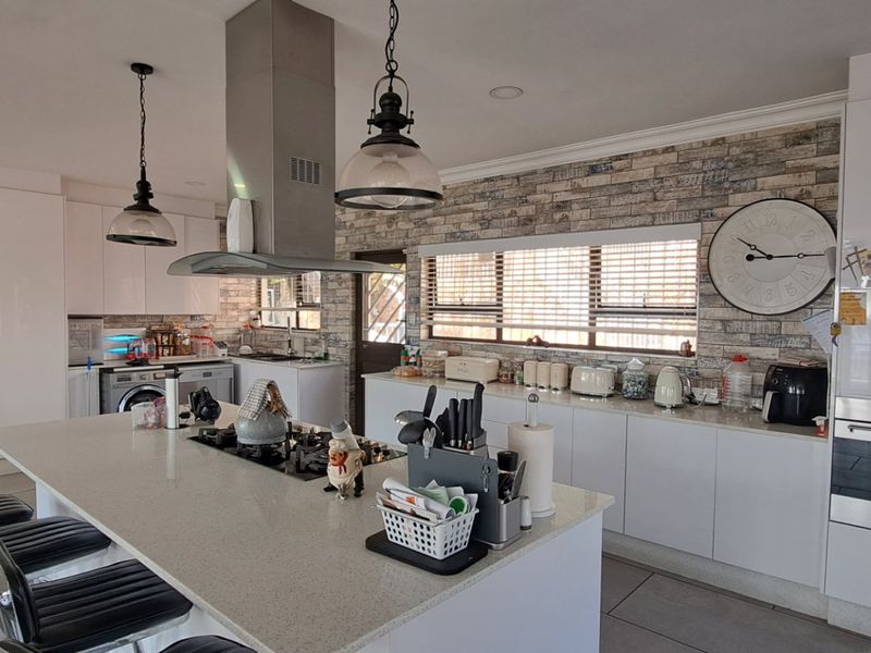 Stunning and Spacious Family Home in a Secure Boomed-Off Area - Photo 7