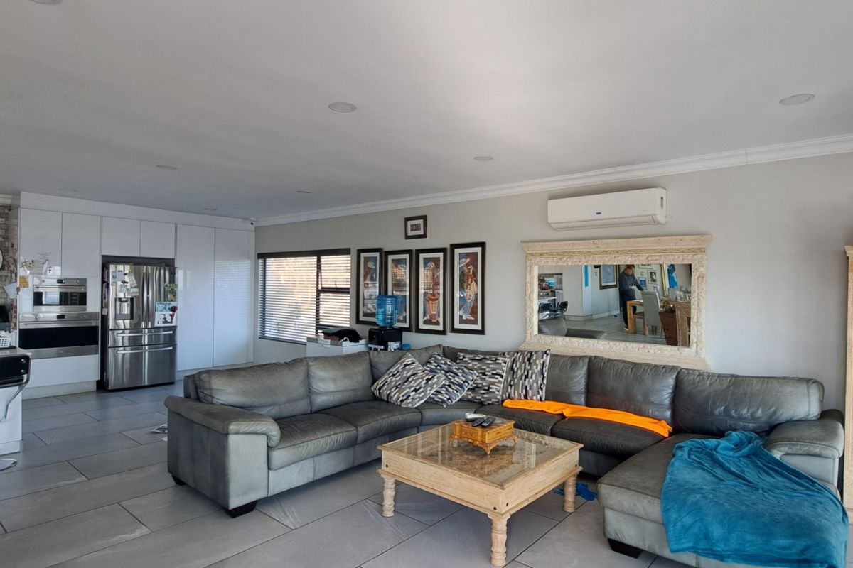 Stunning and Spacious Family Home in a Secure Boomed-Off Area - Photo 5