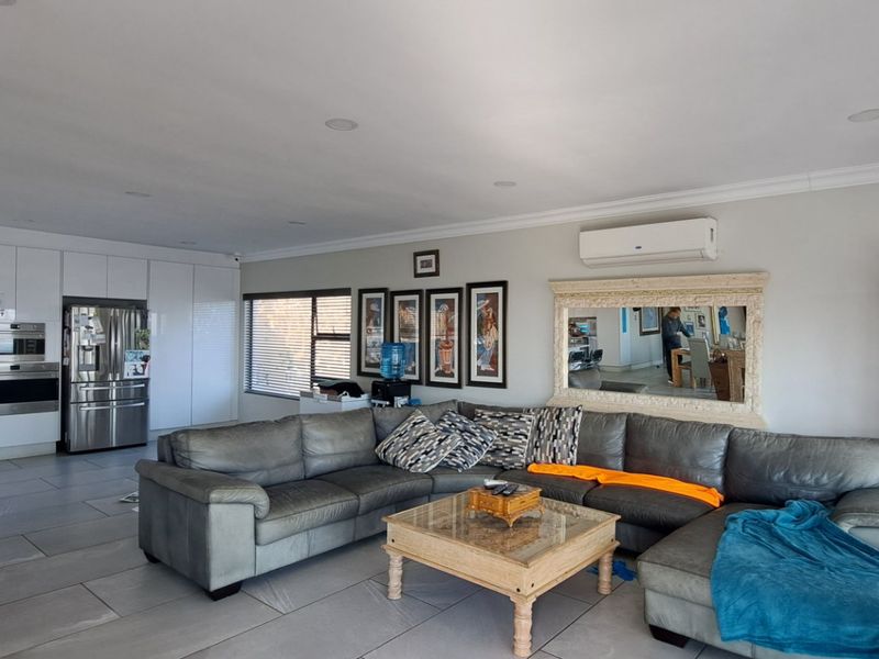 Stunning and Spacious Family Home in a Secure Boomed-Off Area - Photo 5