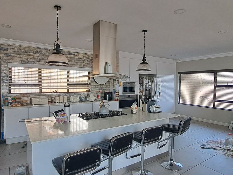 Stunning and Spacious Family Home in a Secure Boomed-Off Area - Photo 6