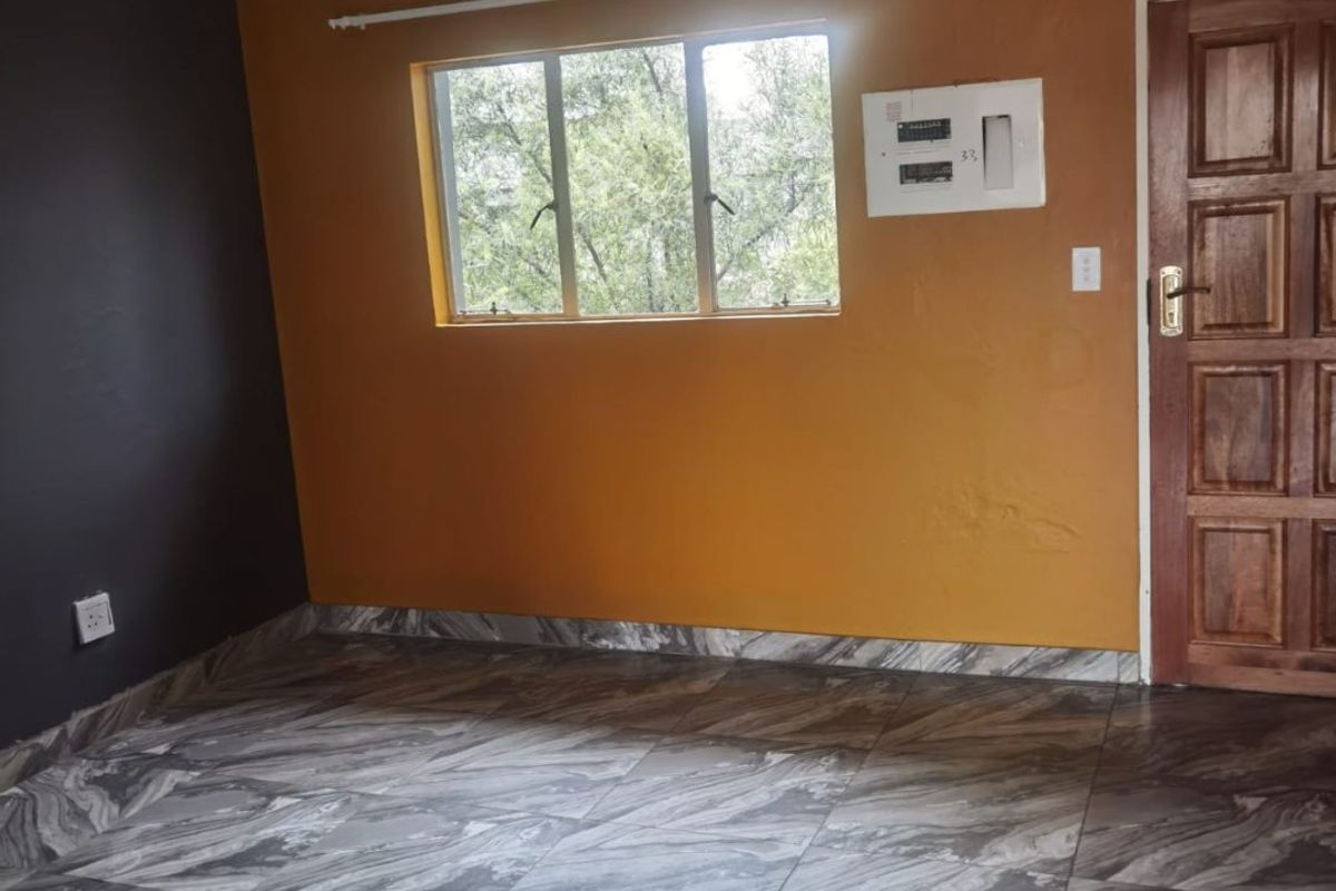 2 Bedrooms 2 Bathrooms apartment with single lockup garage and 1 covered packing IMMEDIATELY available. - Photo 3