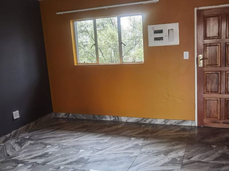 2 Bedrooms 2 Bathrooms apartment with single lockup garage and 1 covered packing IMMEDIATELY available. - Photo 3