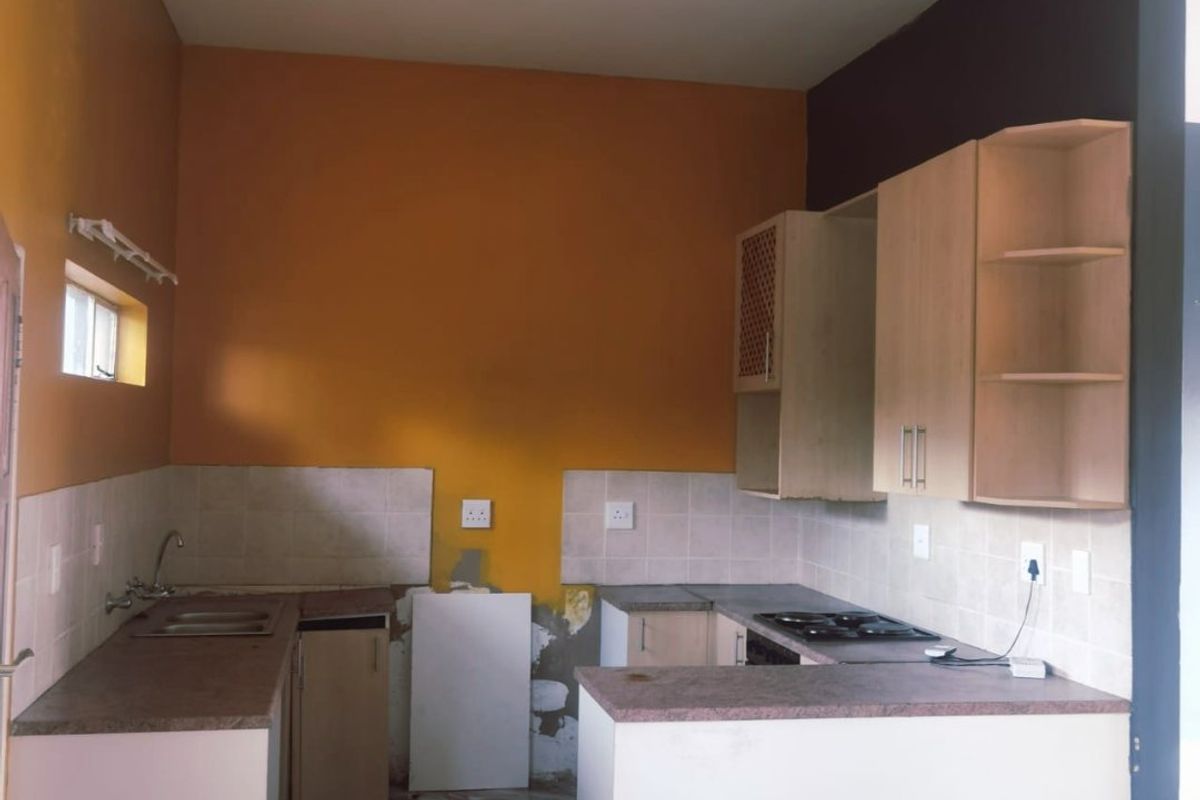 2 Bedrooms 2 Bathrooms apartment with single lockup garage and 1 covered packing IMMEDIATELY available. - Photo 5