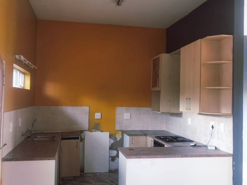 2 Bedrooms 2 Bathrooms apartment with single lockup garage and 1 covered packing IMMEDIATELY available. - Photo 5