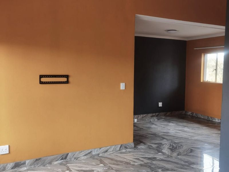 2 Bedrooms 2 Bathrooms apartment with single lockup garage and 1 covered packing IMMEDIATELY available. - Photo 4
