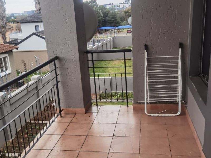 2 Bedrooms 2 Bathrooms apartment with single lockup garage and 1 covered packing IMMEDIATELY available. - Photo 10