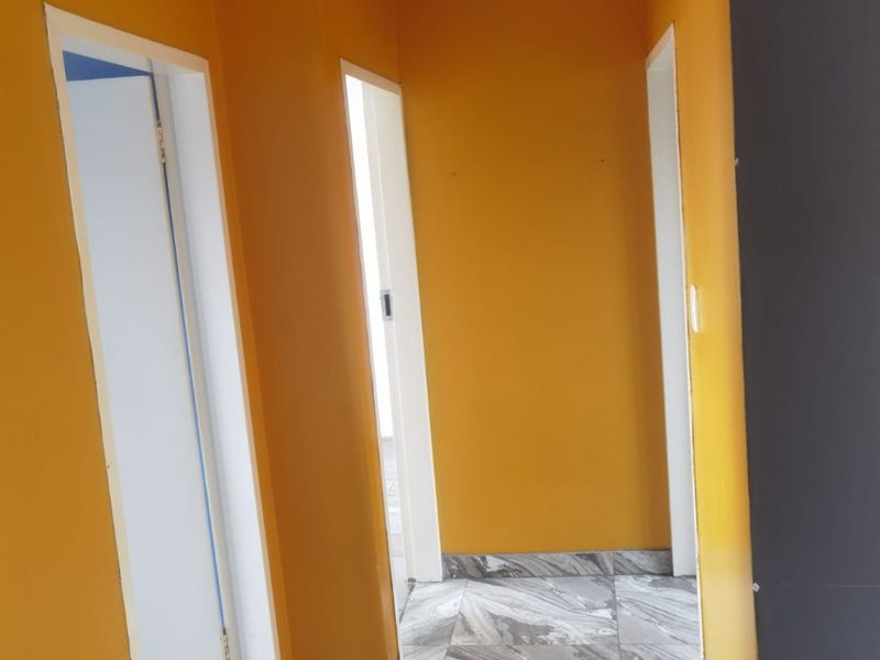 2 Bedrooms 2 Bathrooms apartment with single lockup garage and 1 covered packing IMMEDIATELY available. - Photo 9