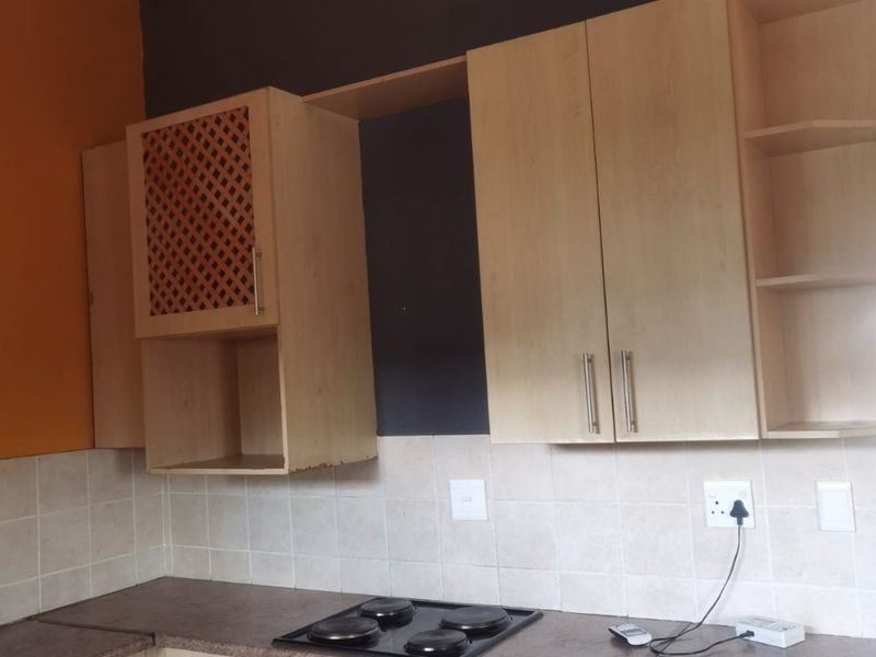 2 Bedrooms 2 Bathrooms apartment with single lockup garage and 1 covered packing IMMEDIATELY available. - Photo 6