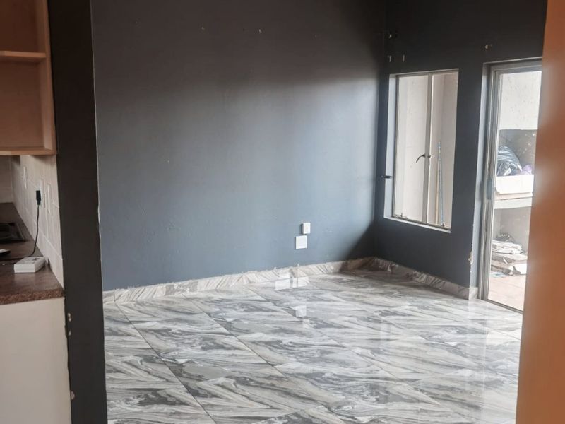 2 Bedrooms 2 Bathrooms apartment with single lockup garage and 1 covered packing IMMEDIATELY available. - Photo 7