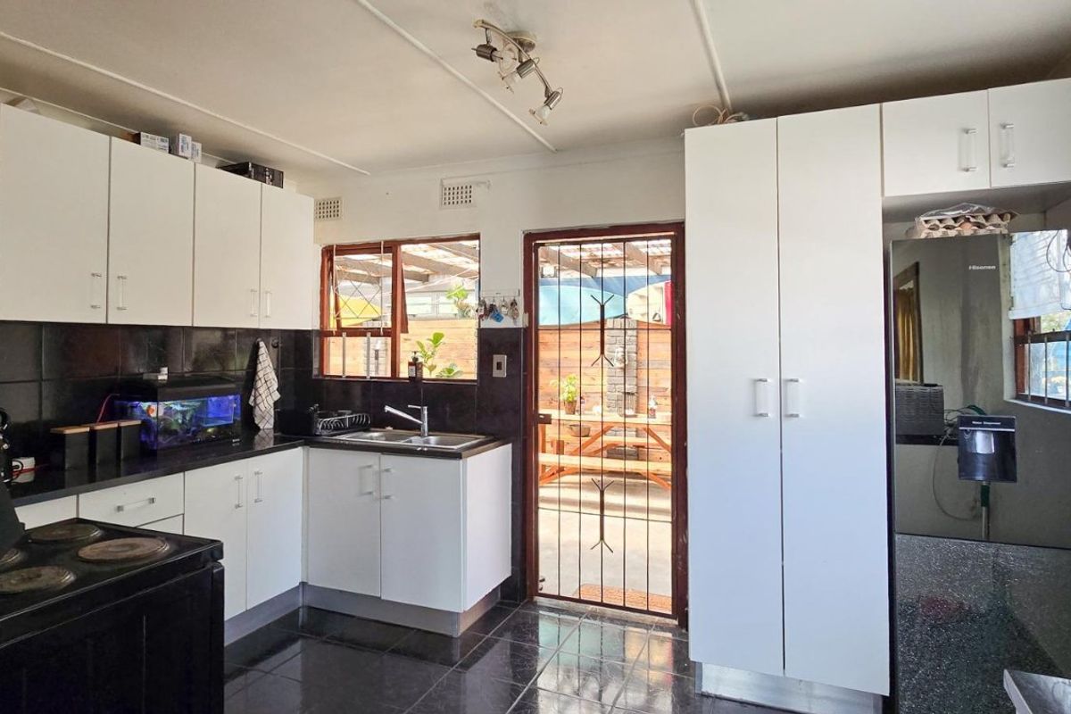 VALUE FOR MONEY FAMILY HOME WITH POOL IN SOUGHT-AFTER NAHOON VALLEY PARK - Photo 4