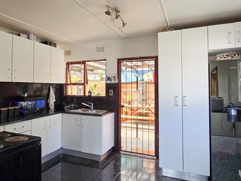 VALUE FOR MONEY FAMILY HOME WITH POOL IN SOUGHT-AFTER NAHOON VALLEY PARK - Photo 4