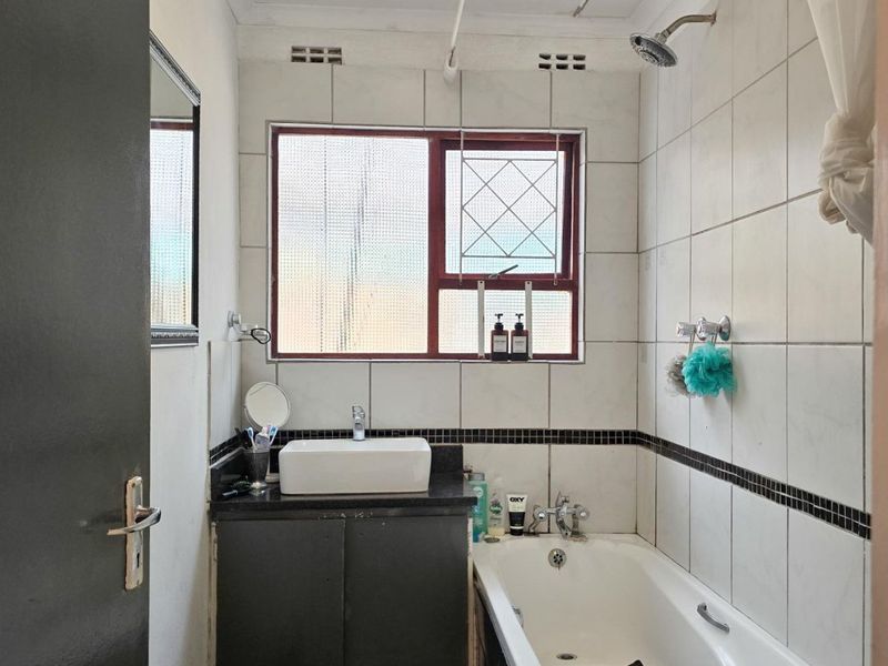 VALUE FOR MONEY FAMILY HOME WITH POOL IN SOUGHT-AFTER NAHOON VALLEY PARK - Photo 9