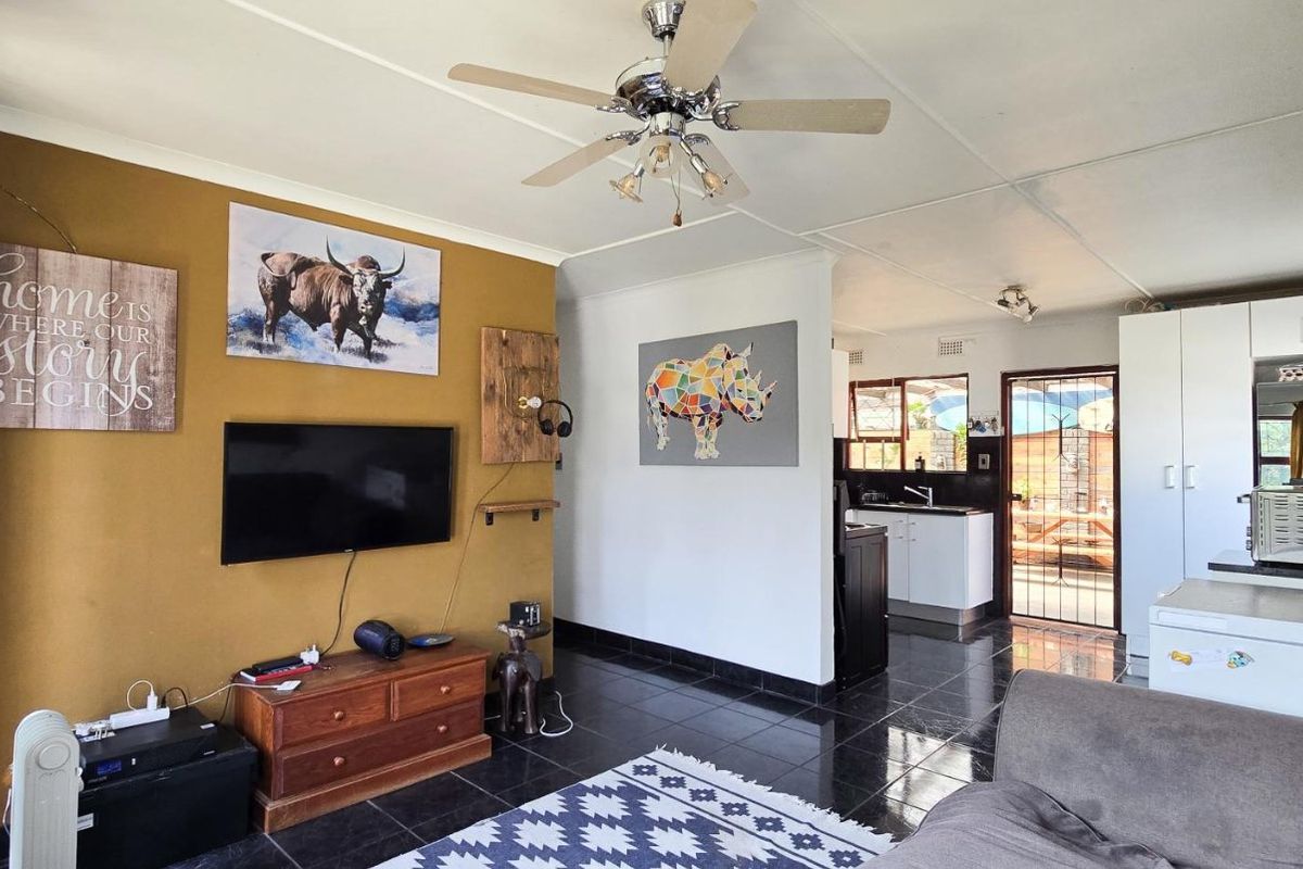 VALUE FOR MONEY FAMILY HOME WITH POOL IN SOUGHT-AFTER NAHOON VALLEY PARK - Photo 3