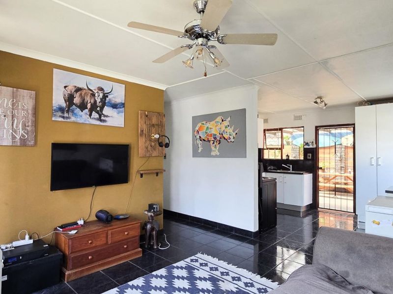 VALUE FOR MONEY FAMILY HOME WITH POOL IN SOUGHT-AFTER NAHOON VALLEY PARK - Photo 3