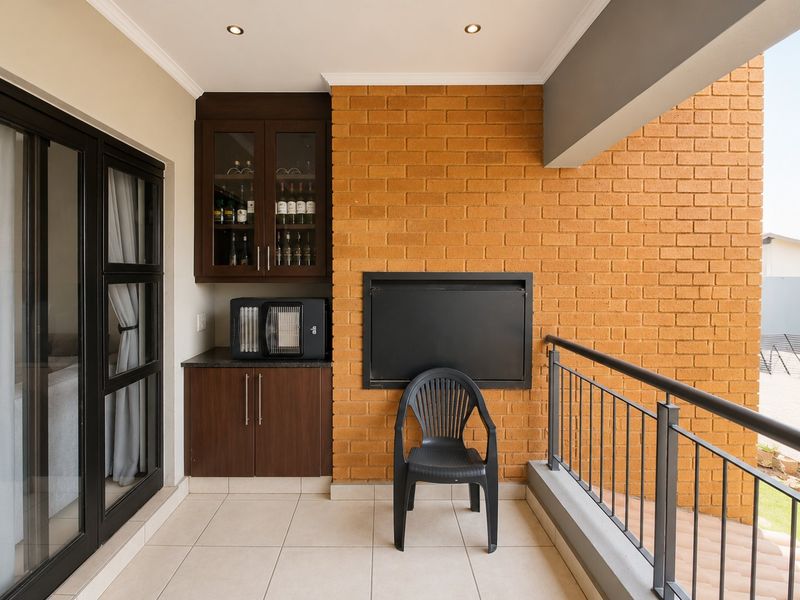 Greenstone Hill Gem with Open Plan Living and balcony with built in Braai. - Photo 7