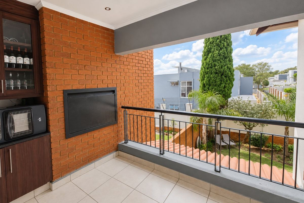 Greenstone Hill Gem with Open Plan Living and balcony with built in Braai. - Photo 4