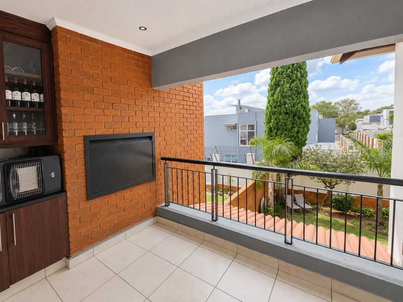 Greenstone Hill Gem with Open Plan Living and balcony with built in Braai. - Photo 4