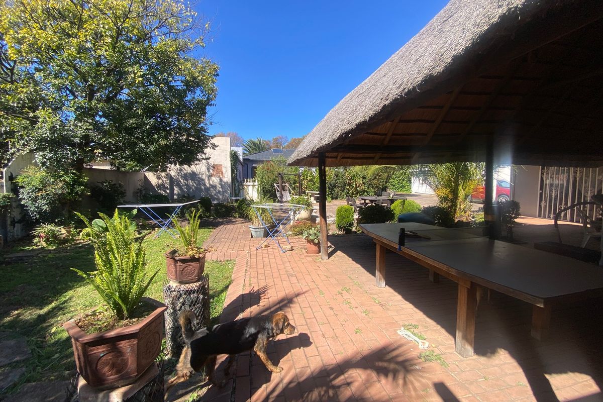 Massive Income-Generating Property: 3-Bed Main House with Indoor Pool, Bachelor Flatlet, and 2 Separate Cottages! - Photo 3