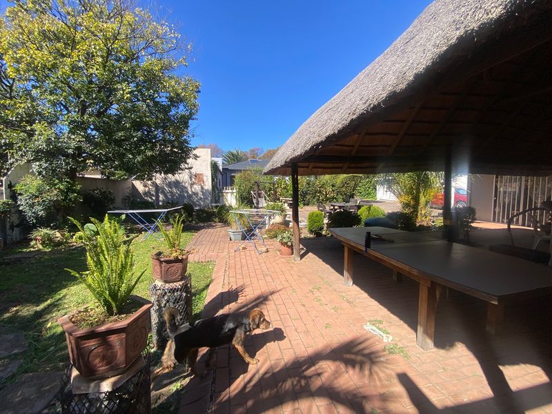 Massive Income-Generating Property: 3-Bed Main House with Indoor Pool, Bachelor Flatlet, and 2 Separate Cottages! - Photo 3
