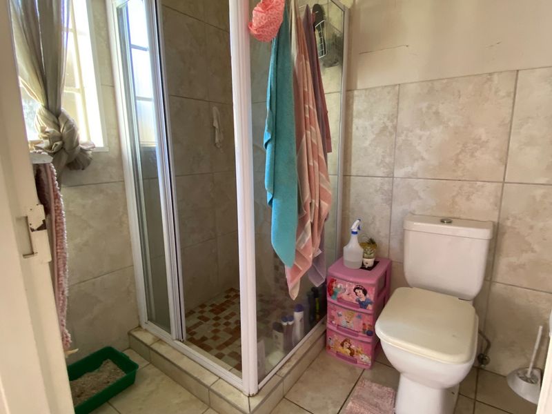 Massive Income-Generating Property: 3-Bed Main House with Indoor Pool, Bachelor Flatlet, and 2 Separate Cottages! - Photo 10