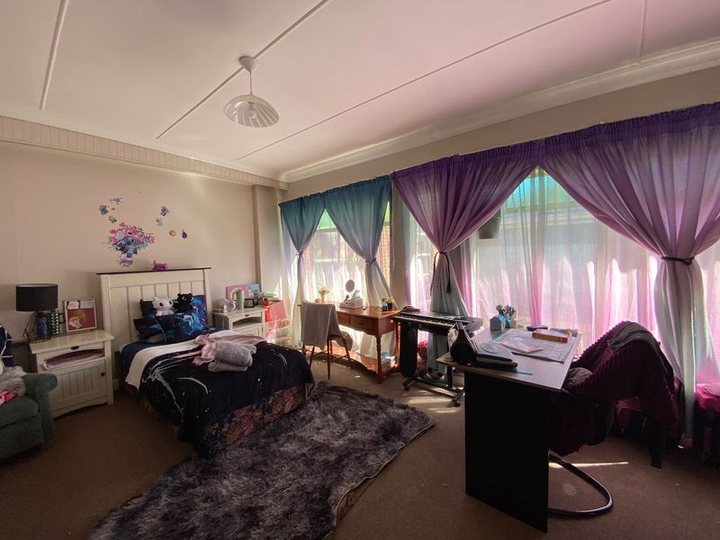 Massive Income-Generating Property: 3-Bed Main House with Indoor Pool, Bachelor Flatlet, and 2 Separate Cottages! - Photo 9