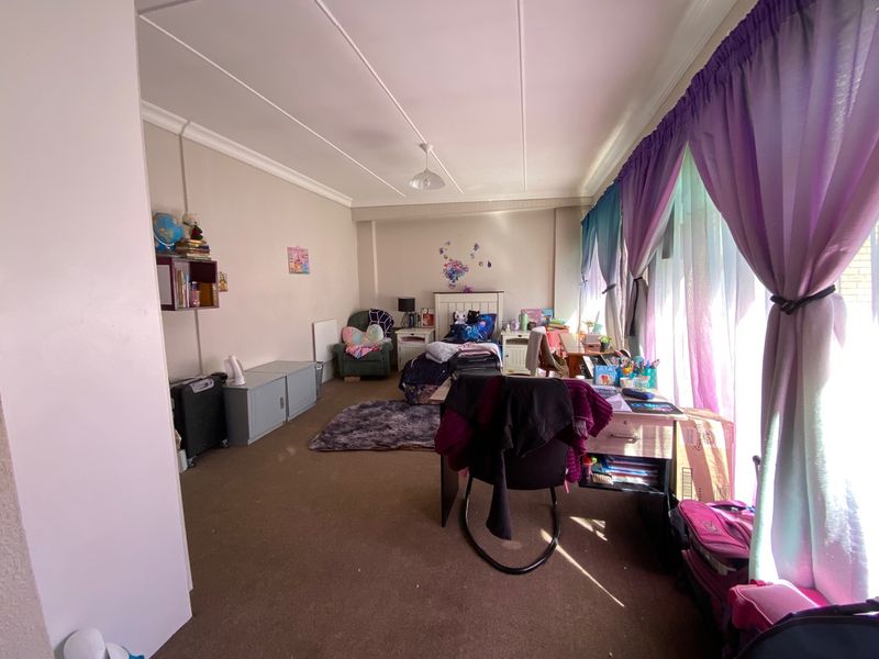 Massive Income-Generating Property: 3-Bed Main House with Indoor Pool, Bachelor Flatlet, and 2 Separate Cottages! - Photo 8