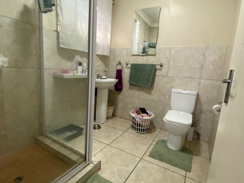 Massive Income-Generating Property: 3-Bed Main House with Indoor Pool, Bachelor Flatlet, and 2 Separate Cottages! - Photo 7