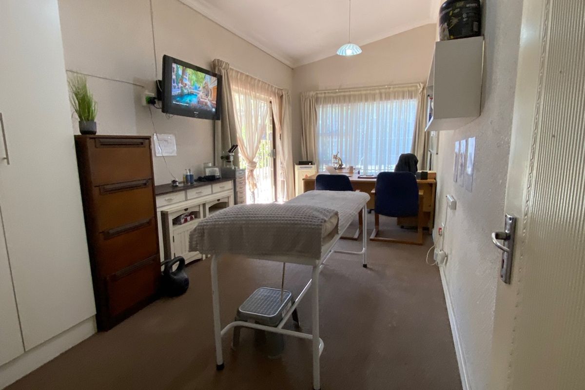 Massive Income-Generating Property: 3-Bed Main House with Indoor Pool, Bachelor Flatlet, and 2 Separate Cottages! - Photo 4