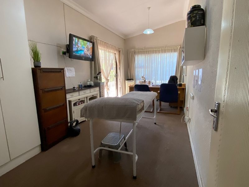 Massive Income-Generating Property: 3-Bed Main House with Indoor Pool, Bachelor Flatlet, and 2 Separate Cottages! - Photo 4