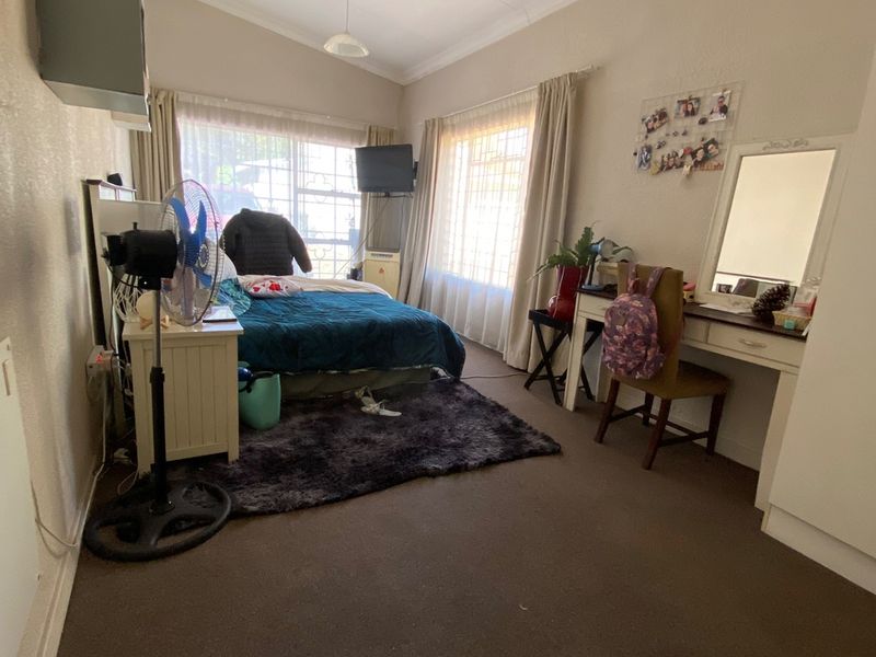 Massive Income-Generating Property: 3-Bed Main House with Indoor Pool, Bachelor Flatlet, and 2 Separate Cottages! - Photo 6