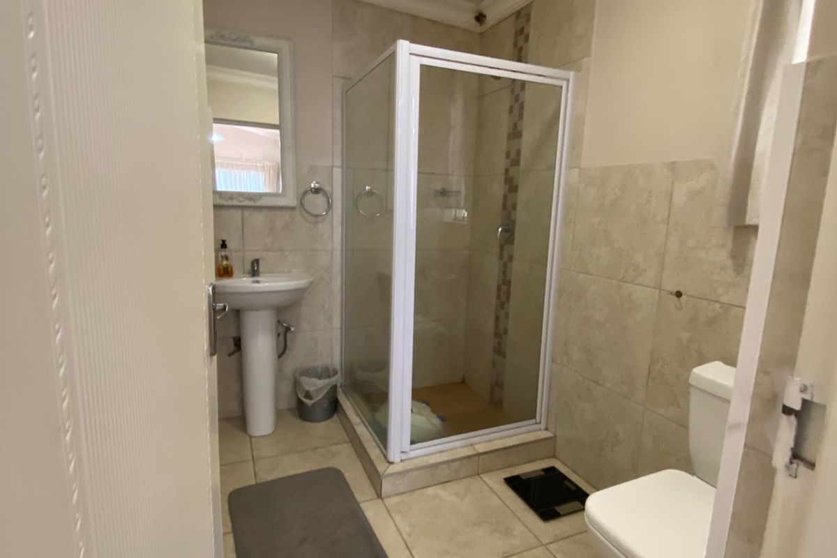 Massive Income-Generating Property: 3-Bed Main House with Indoor Pool, Bachelor Flatlet, and 2 Separate Cottages! - Photo 5