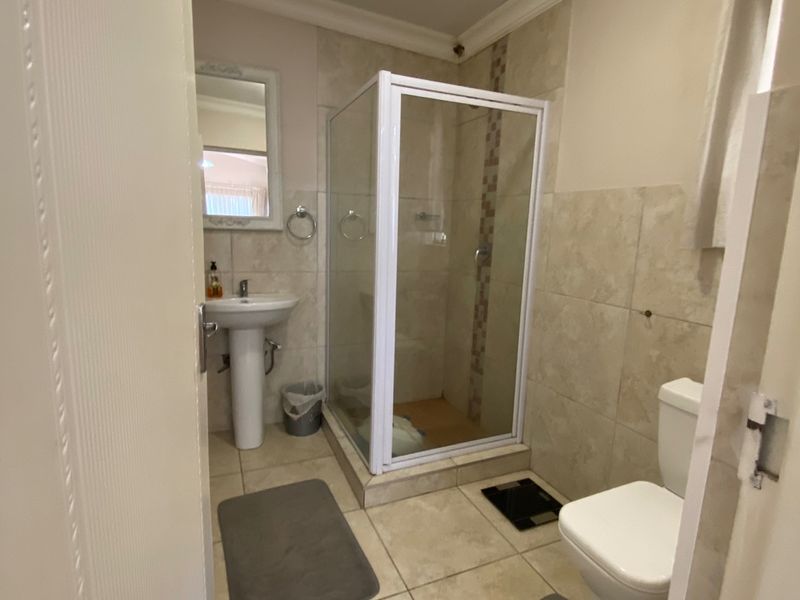 Massive Income-Generating Property: 3-Bed Main House with Indoor Pool, Bachelor Flatlet, and 2 Separate Cottages! - Photo 5