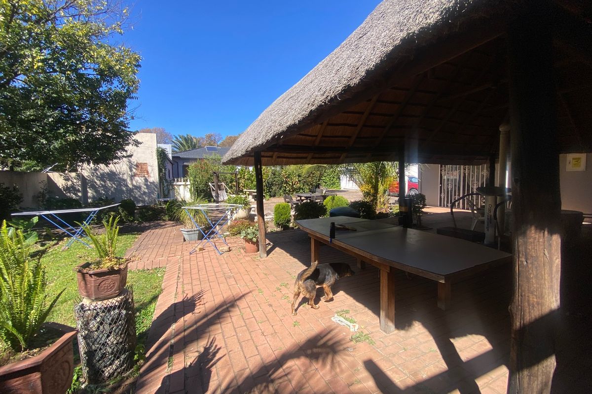 Massive Income-Generating Property: 3-Bed Main House with Indoor Pool, Bachelor Flatlet, and 2 Separate Cottages! - Photo 2