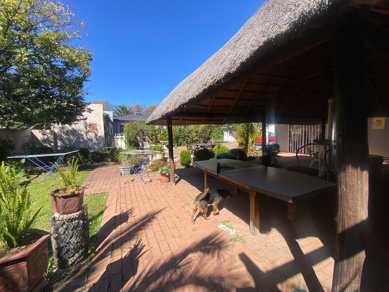 Massive Income-Generating Property: 3-Bed Main House with Indoor Pool, Bachelor Flatlet, and 2 Separate Cottages! - Photo 2