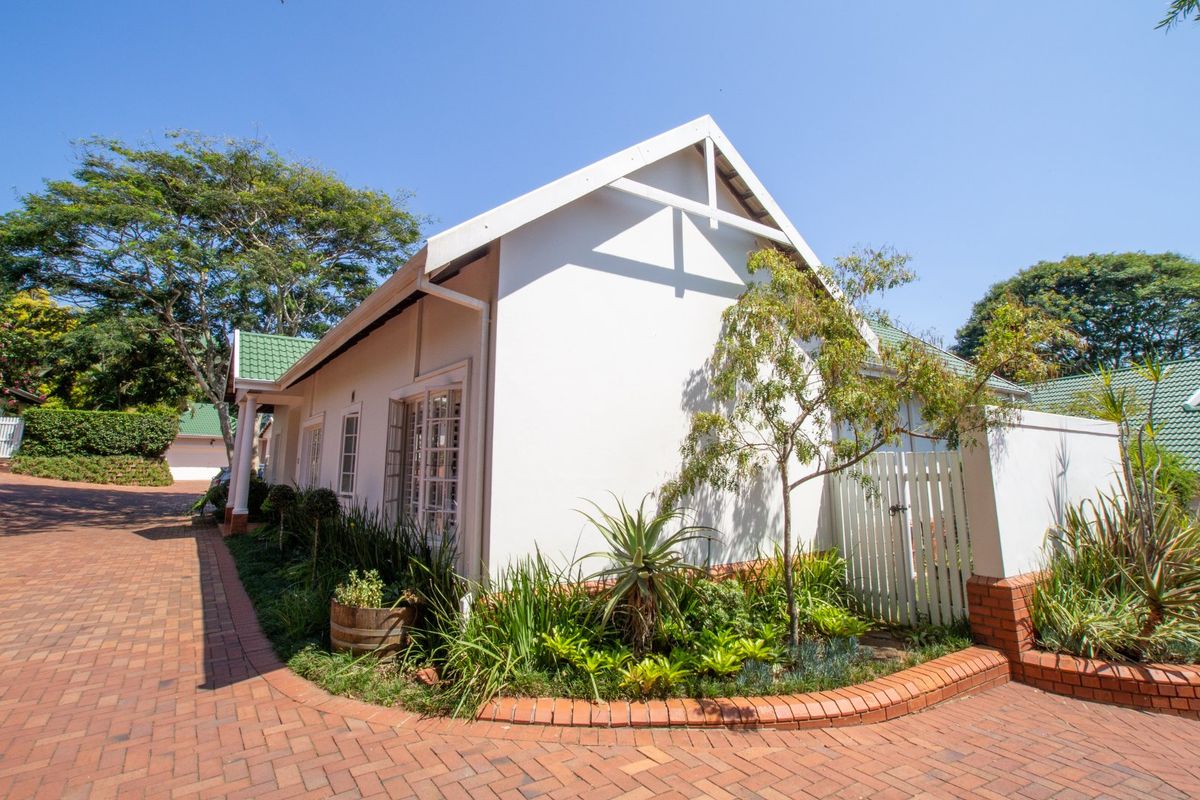 Mt Edgecombe Estate 2 - Spacious, freestanding cluster home in a quiet cul-de-sac near to Gate 6 - 4 bedroom with a self contained loft apartment -Experience peace of mind with 24-hour security and facilities to delight the whole family. Available from 1st of July - Photo 3