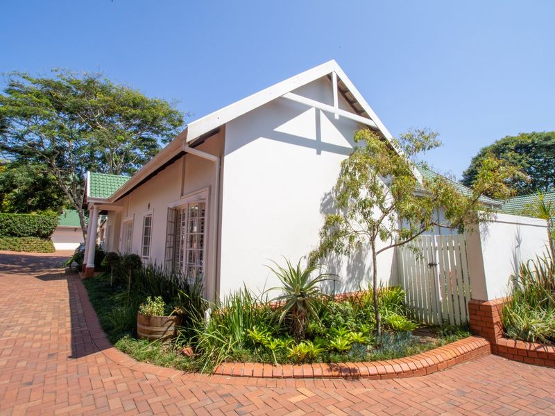 Mt Edgecombe Estate 2 - Spacious, freestanding cluster home in a quiet cul-de-sac near to Gate 6 - 4 bedroom with a self contained loft apartment -Experience peace of mind with 24-hour security and facilities to delight the whole family. Available from 1st of July - Photo 3
