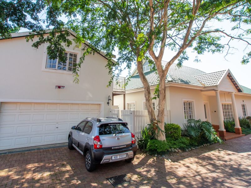 Mt Edgecombe Estate 2 - Spacious, freestanding cluster home in a quiet cul-de-sac near to Gate 6 - 4 bedroom with a self contained loft apartment -Experience peace of mind with 24-hour security and facilities to delight the whole family. Available from 1st of July - Photo 2