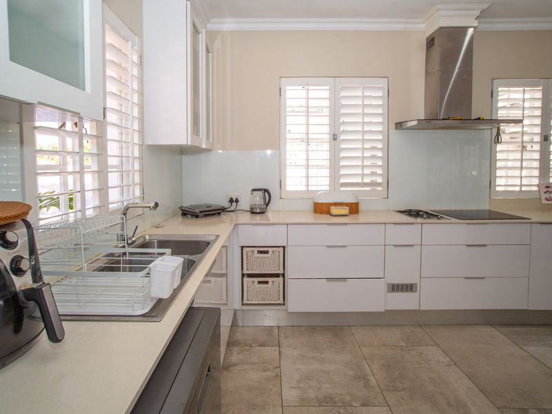 Mt Edgecombe Estate 2 - Spacious, freestanding cluster home in a quiet cul-de-sac near to Gate 6 - 4 bedroom with a self contained loft apartment -Experience peace of mind with 24-hour security and facilities to delight the whole family. Available from 1st of July - Photo 9