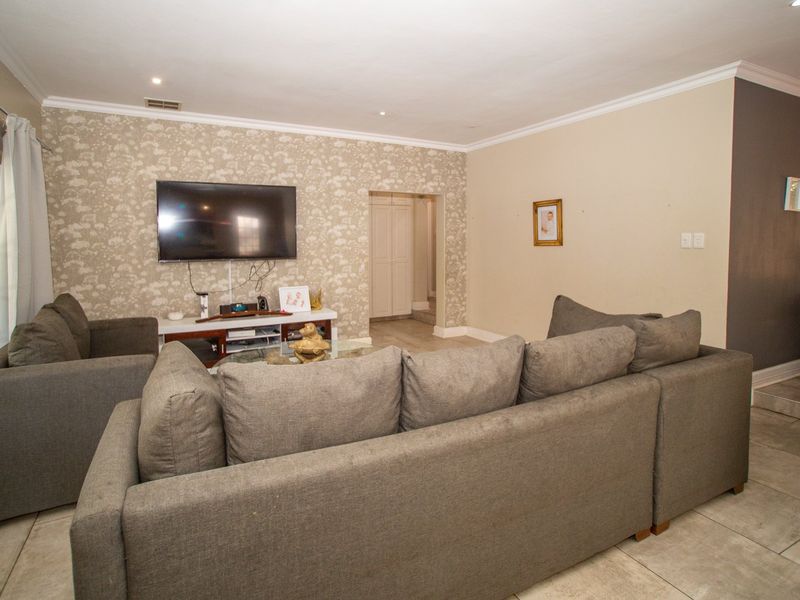 Mt Edgecombe Estate 2 - Spacious, freestanding cluster home in a quiet cul-de-sac near to Gate 6 - 4 bedroom with a self contained loft apartment -Experience peace of mind with 24-hour security and facilities to delight the whole family. Available from 1st of July - Photo 6