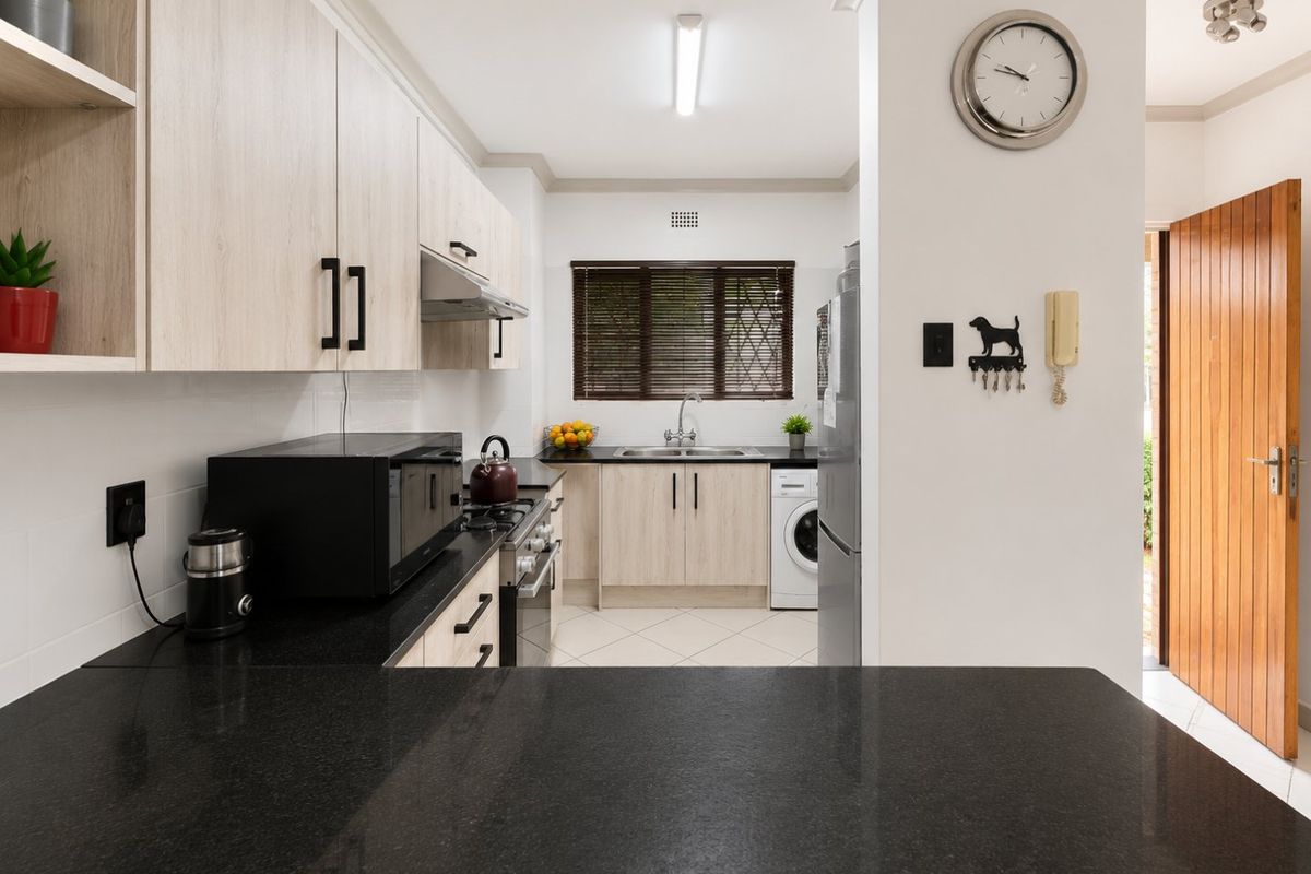 Family Townhouse in Eden Glen with Garden Oasis - Photo 4