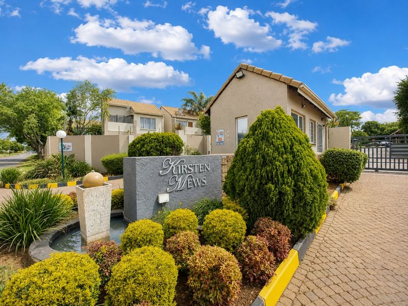 Family Townhouse in Eden Glen with Garden Oasis - Photo 1