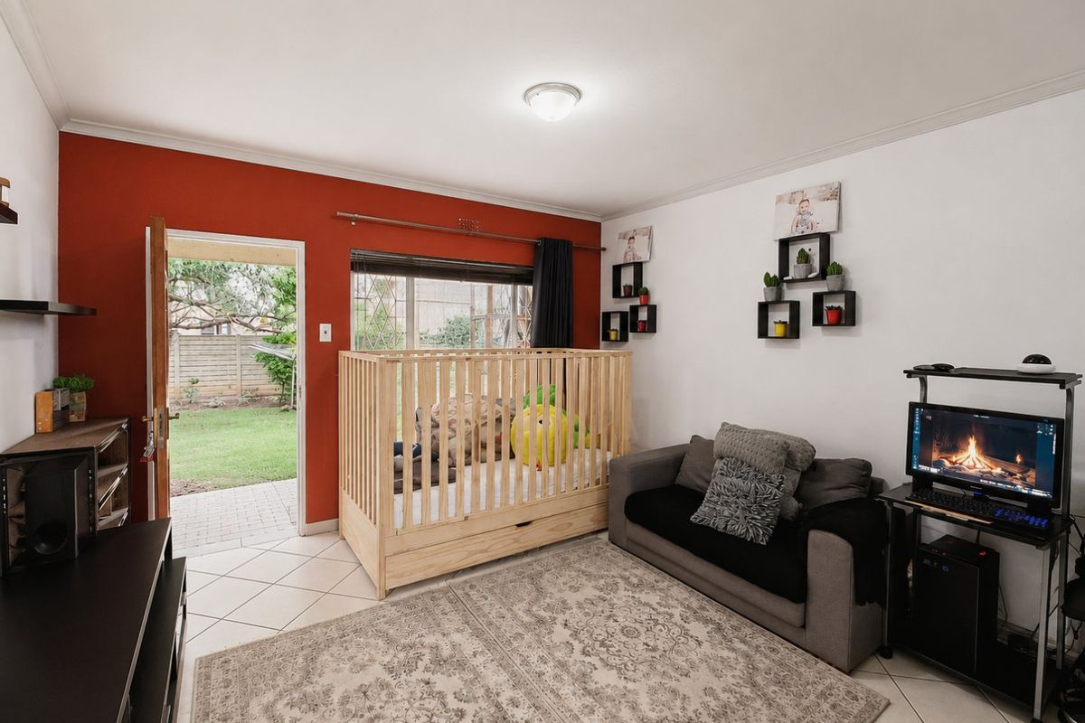 Family Townhouse in Eden Glen with Garden Oasis - Photo 3