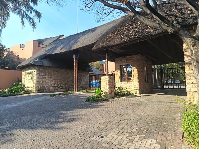 URGENT SALE – Luxury Apartment in Sunninghill, Sandton  - Photo 1