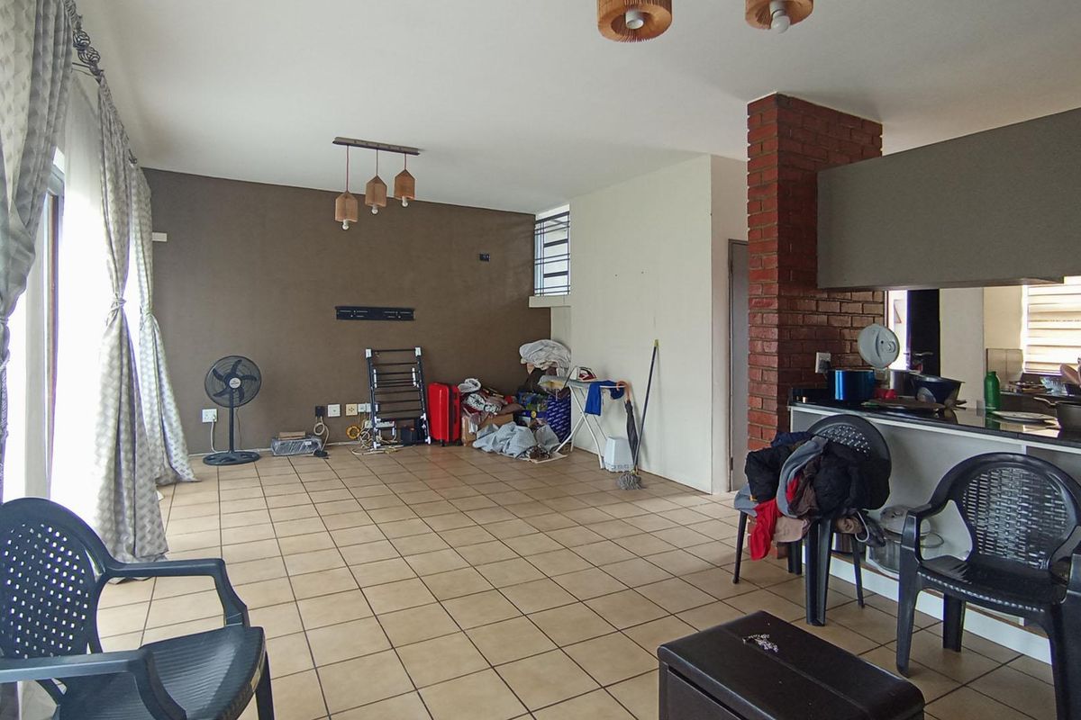Stylish Double-Storey 2-Bedroom Apartment with Dual Balconies in the Heart of Midrand - Photo 4